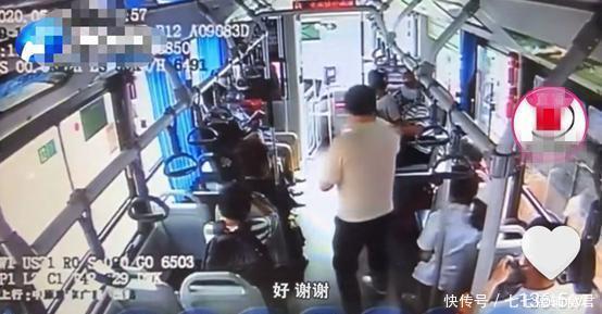 “谁有吃的，能给孩子吃点吗”父亲无助的声音，让乘客坐不住了