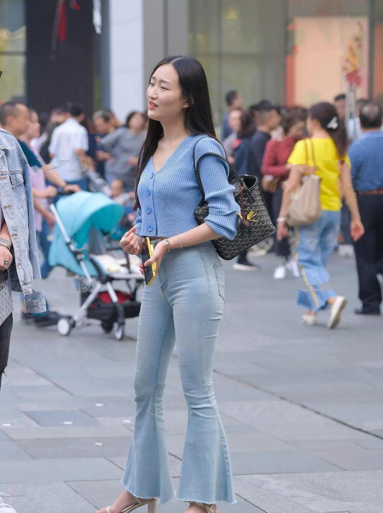 塞衣角|“喇叭裤”看淡了，如今演变一款“扫地裤”，这样穿优雅且高级！