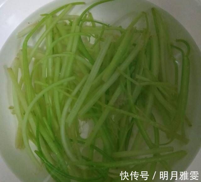 香味|香芹炒鸡蛋,入口充满了香味,很嫩,大人小孩都喜欢