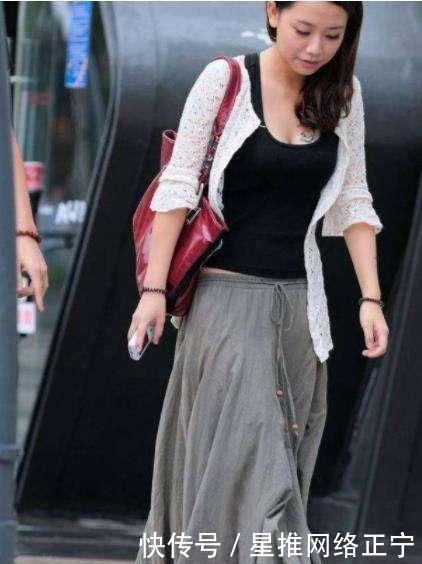 青春|黑色短袖搭配高腰修身牛仔裤,青春靓丽,甜美可爱