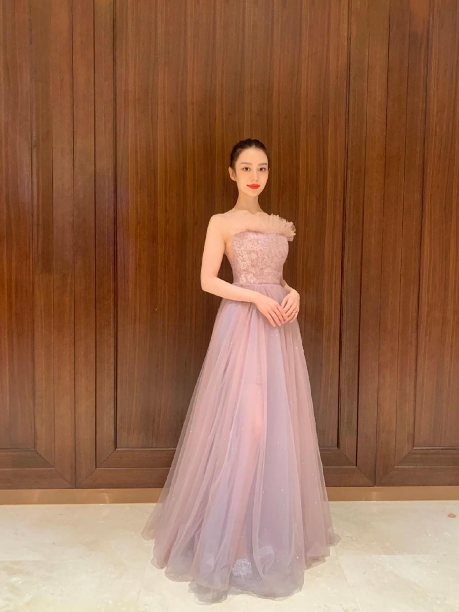 穿搭|吉娜身材绝了,生完娃后身材没变样,吊带配透视修身衣精致又时髦