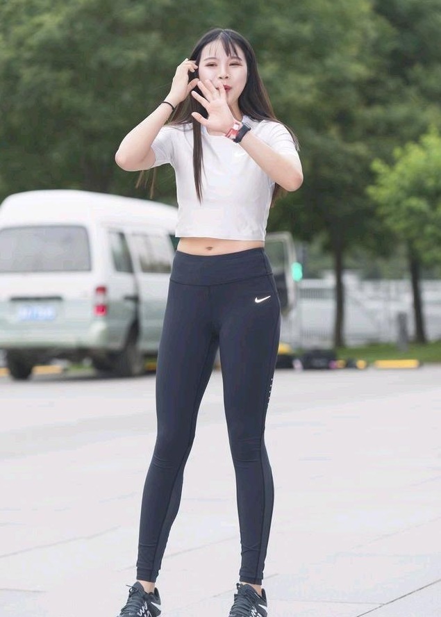 姜黄色 多肉女生就穿打底裤，“收胯提臀”尽显腰身，修饰身材，展现自己