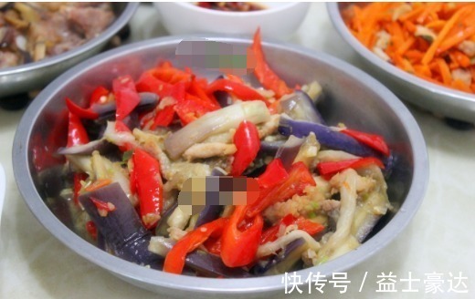 妈妈从早上忙到中午，做了一桌子菜，简单实惠，全家吃的很开心！