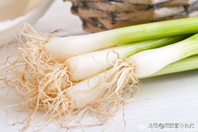 冬天大葱这样保存，比冰箱还管用，存放几个月也不空心不烂根