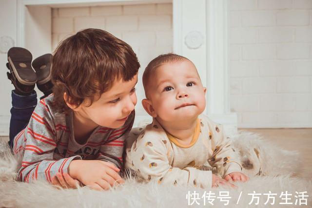 女儿|爸爸抱着女儿睡觉,旁边的儿子一脸无辜,儿子:我应该是失宠了