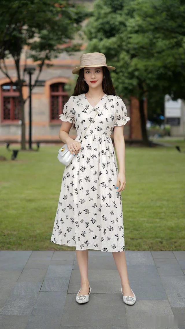 小碎花裙子, 看起来是那么的清纯