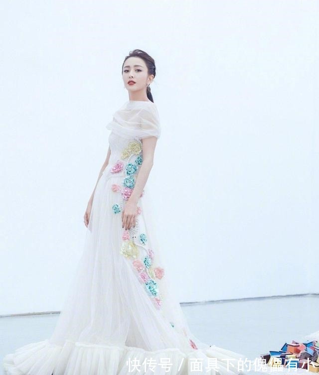 大长腿|佟丽娅真是太美了,一身红色运动套装休闲舒适,“漫画腿”抢镜!