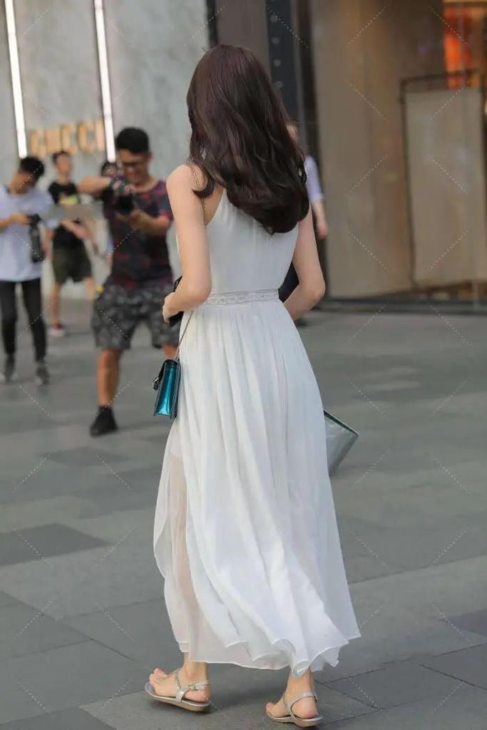 白色飘逸时尚设计连衣裙，展现优雅温柔气质