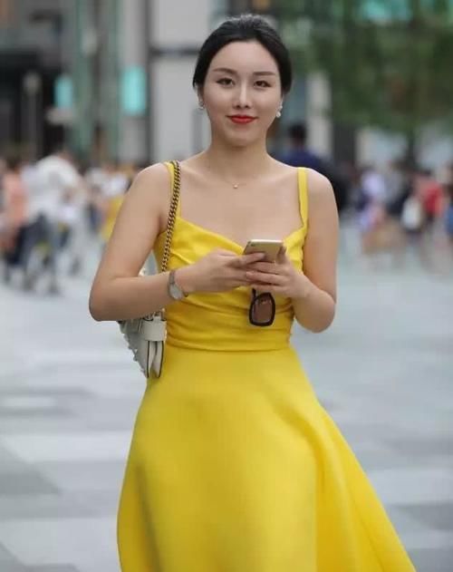 黄色吊带连衣裙搭配白拖鞋,小姐姐既美又白,全身洋溢着优雅气质