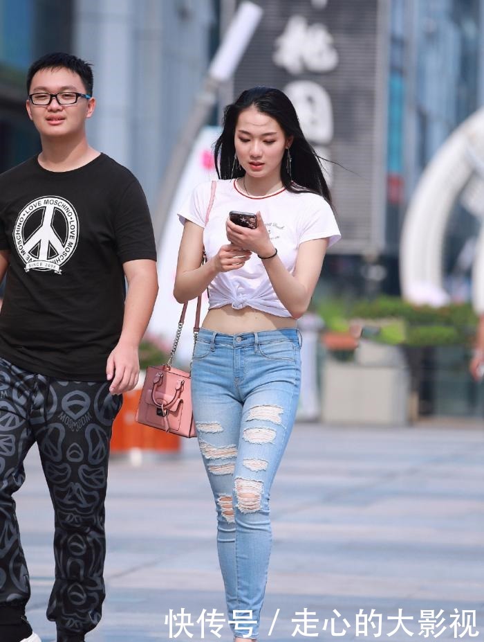 T恤|白色T恤搭配浅色牛仔裤,清纯靓丽