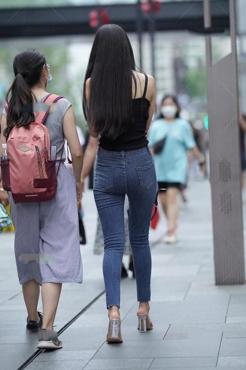 穿搭|苗条美女怎么穿搭？黑色吊带背心搭配紧身牛仔裤，展现好魅力！