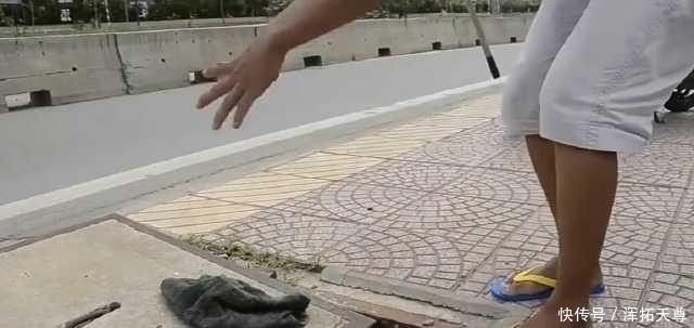 人来人往的街上,打开下水道井口,一会就钓上一桶鱼