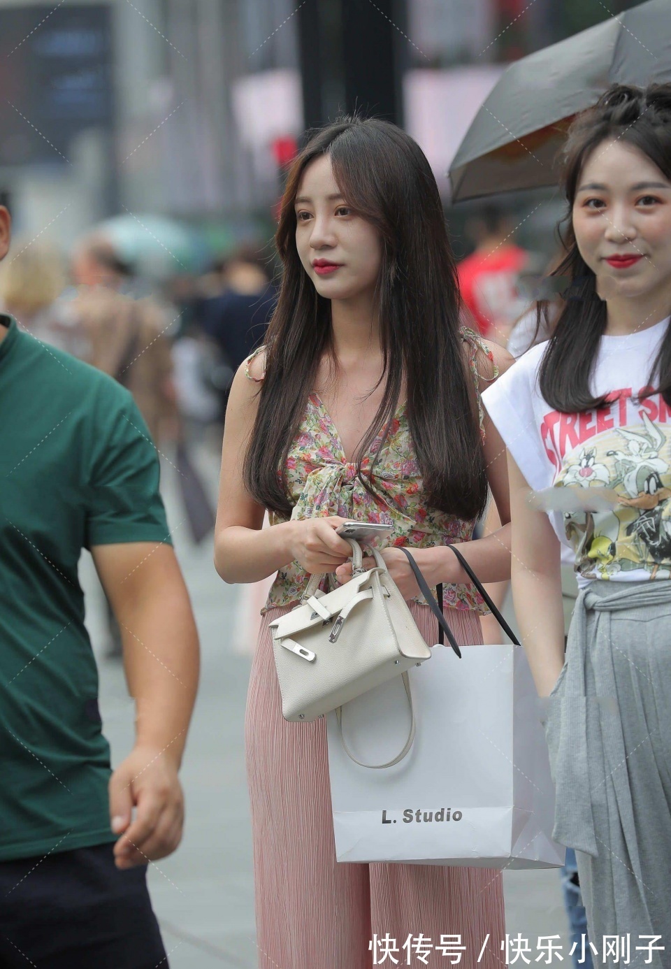 搭配|小姐姐身穿碎花短袖搭配的雪纺阔腿裤,和闺蜜一起逛街,显得很时尚