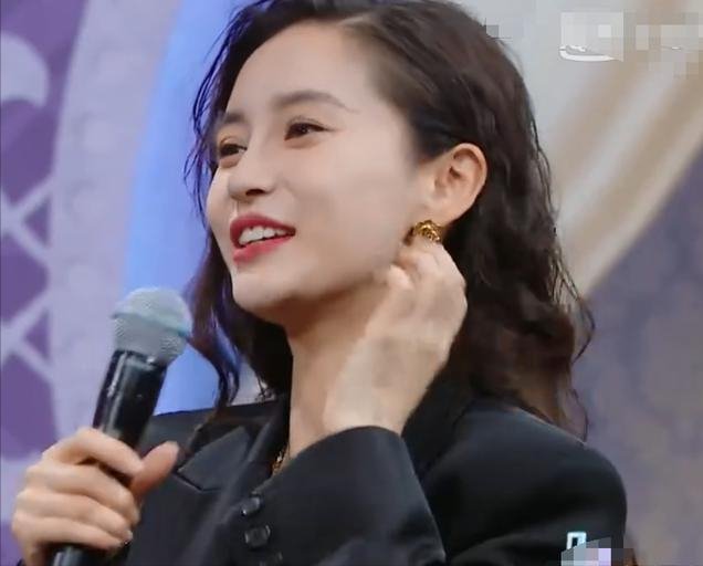 在《王牌》中被迫浇水卸妆，杨颖比王子文更妩媚机智，惹人喜爱！