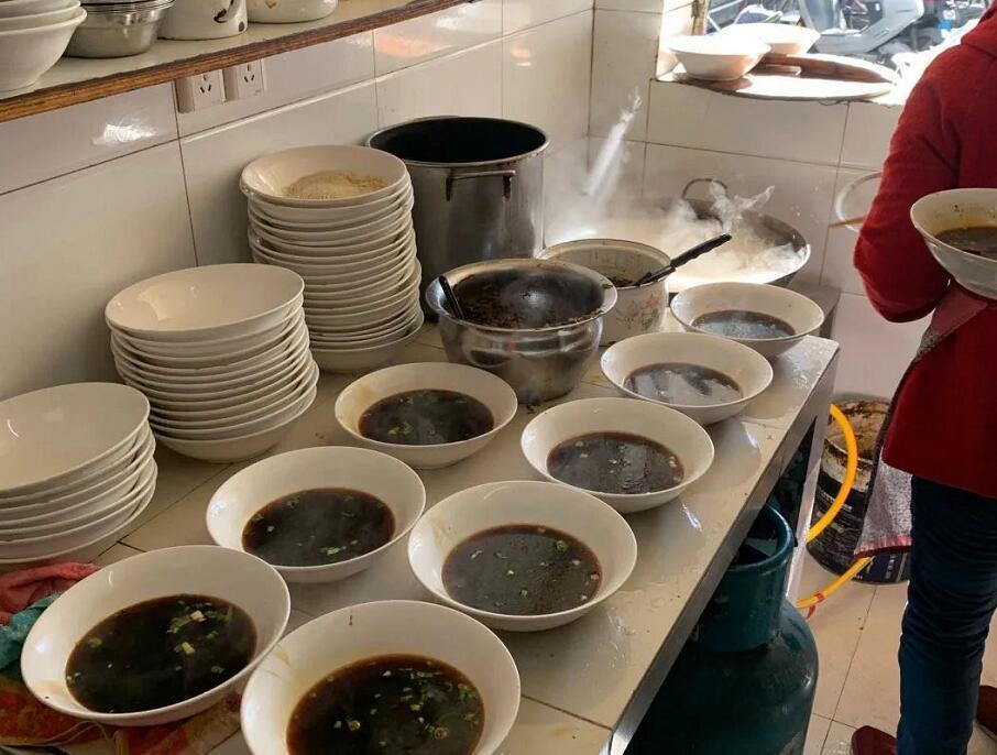 面里|深巷里的老面馆,开了近三十年只有六张桌子,食客:面里的肉真多