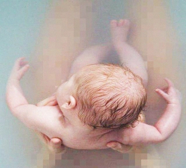 孕妈|俄罗斯最强产妇:海里游个泳就把娃生了,生娃都这么有“战斗力”