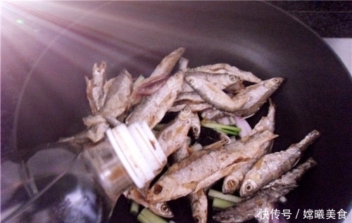 不用|这道菜不用复杂的调料,几根葱就足够,咸香酥脆,下酒一流