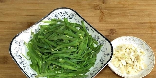 焯水|此菜1年4季都很贵，补钙比牛奶更强，再贵我家每周也要吃4次