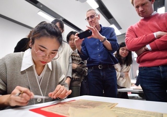  师生|感受中国文化，外籍师生“当”一次古籍修复师