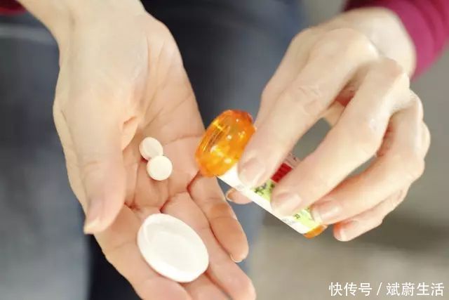 下水道堵了,她随手丢进两块药片,不到1分钟就疏通了