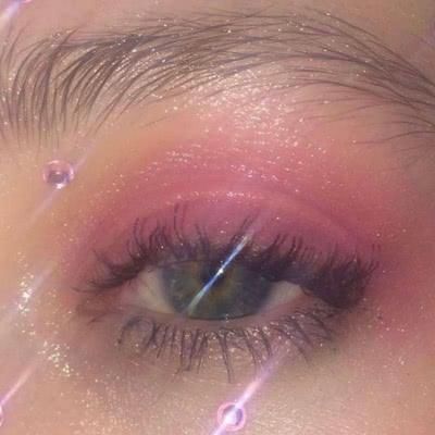 女生眼睛有这“3标志”,天生自带“眼妆”,全中“异性缘”爆棚