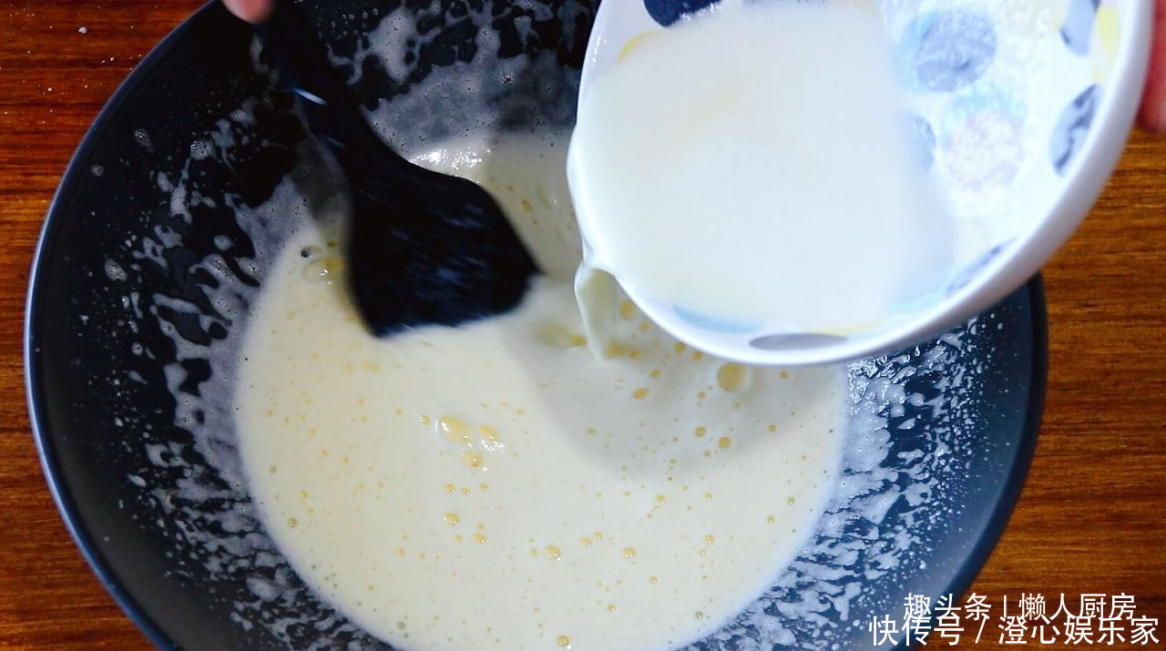 2个苹果,2个鸡蛋,教你苹果蛋糕的做法,淡淡水果香,吃着不腻