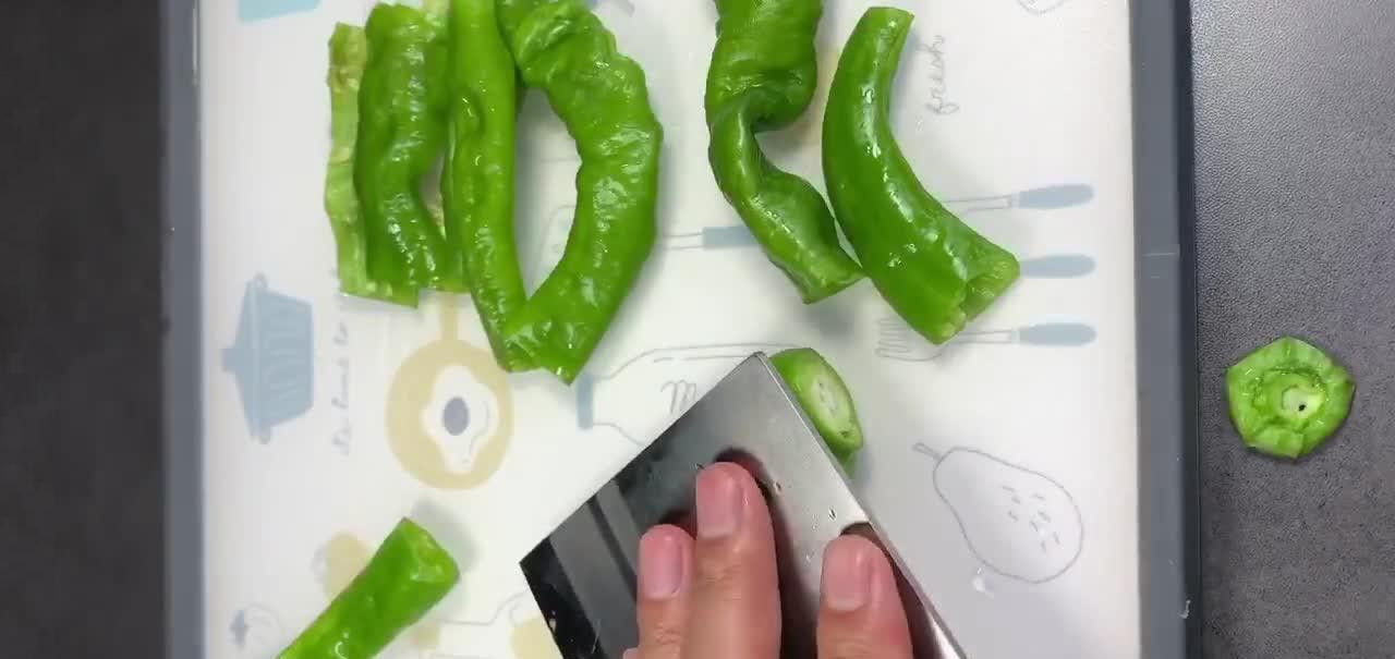 虎皮青椒的做法，香辣脆爽好吃不油腻，和米饭搭配拿肉都不换