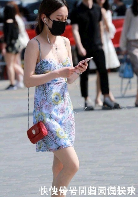 美女一袭吊带花花裙,既时髦又能释放出独有的魅力