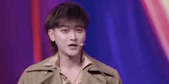 《上线吧!华彩少年》中黄子韬示范枪术,并表示武术精神得有