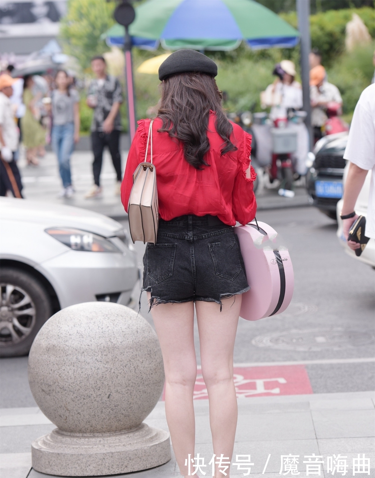 简单|衬衫搭配黑色裤子,简单大方,黑红配色显高级