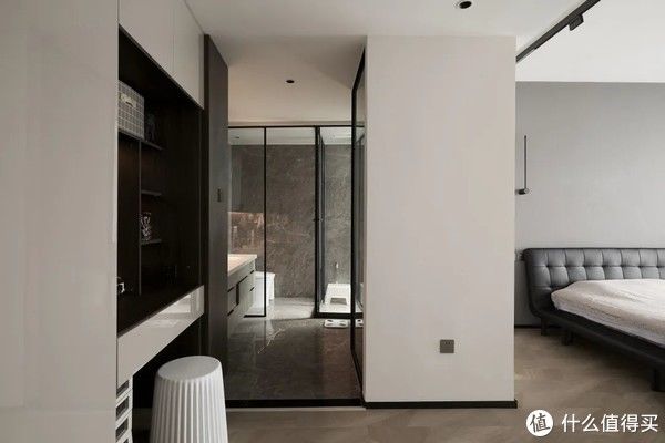 卫浴|绝！5口之家0杂物，只靠1扇门实现卫浴三分离