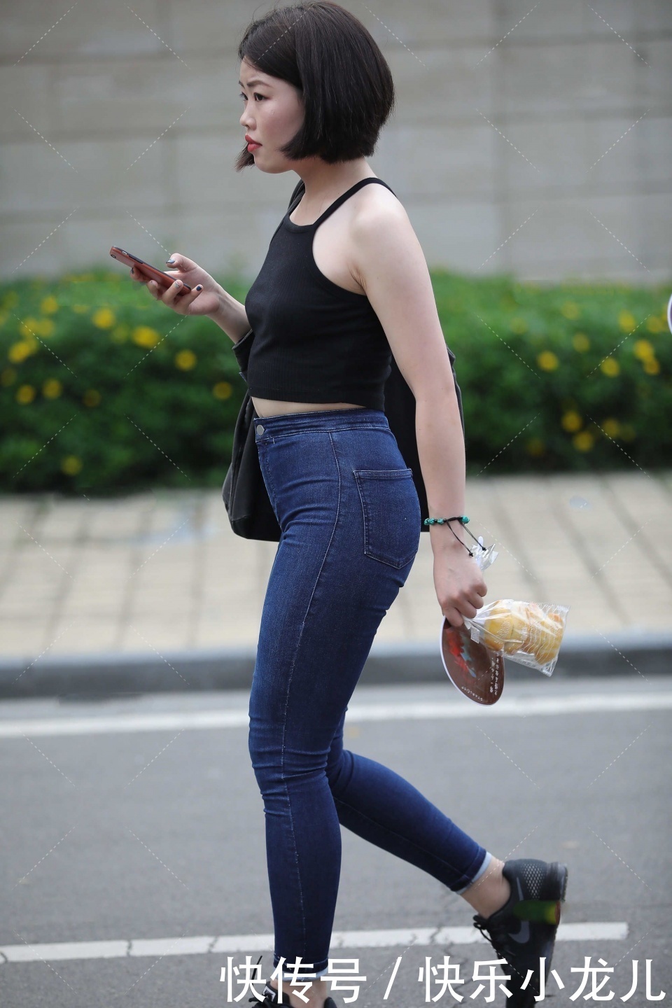 浅色|短发女生配深色系穿搭又酷又飒,学会同色系搭配法,你也能变时尚