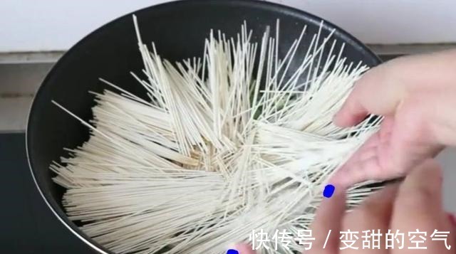 面条不要水煮,不要蒸了,试试这种做法,5分钟做1锅,全家抢着吃!