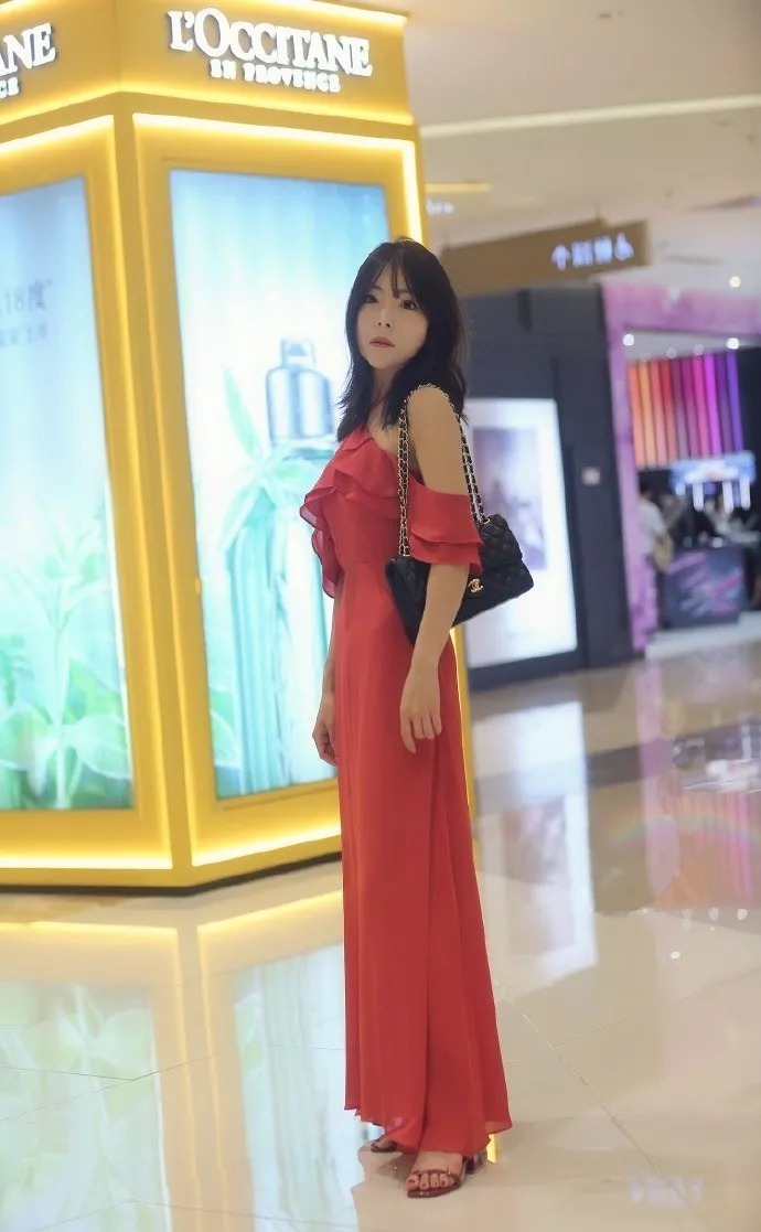 飘逸|女神搭配高跟鞋,时尚气质,显十足品味