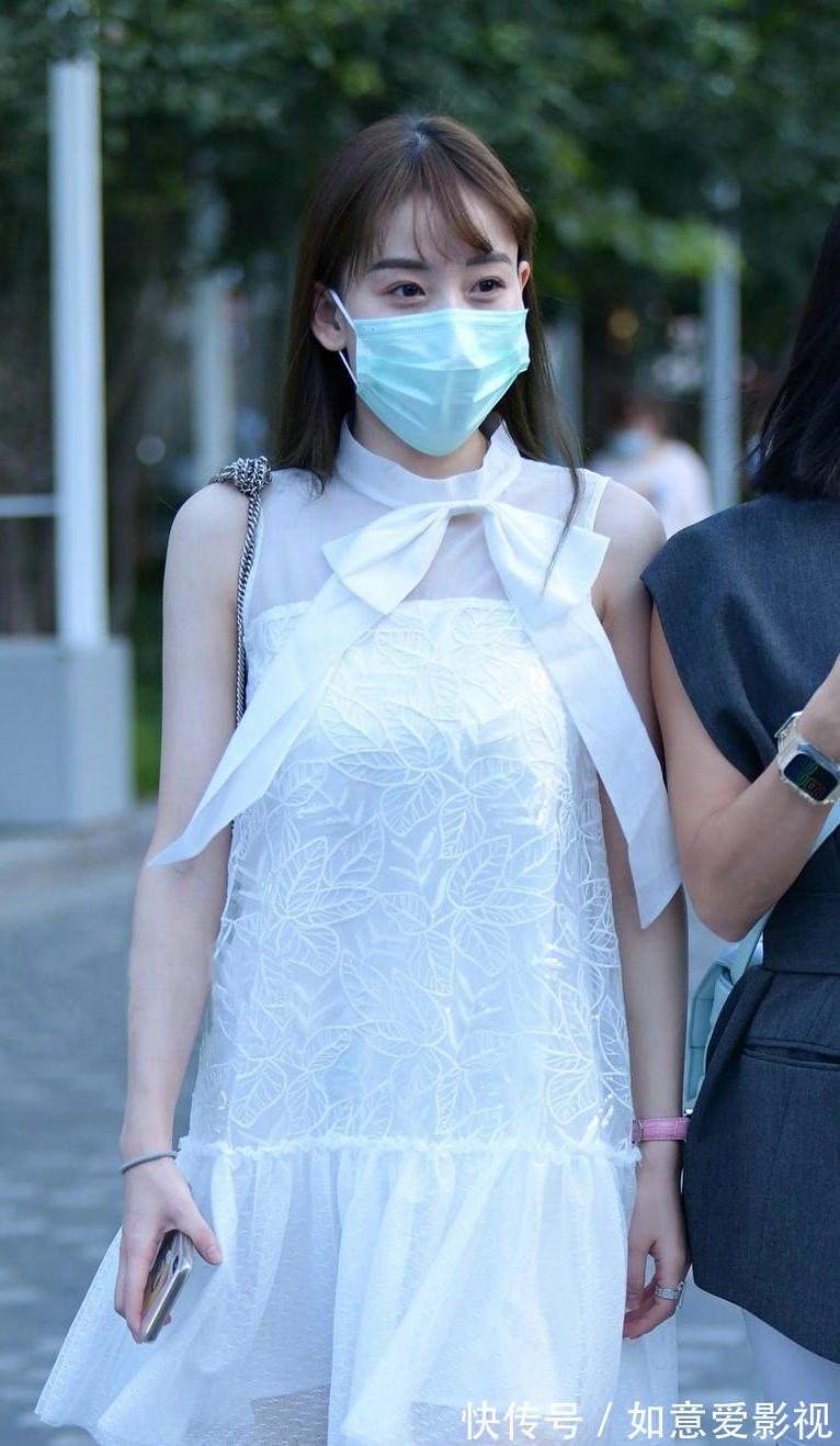 修身版 印花连衣裙搭配铆钉凉拖鞋,这样穿清爽凉快又惹眼好看