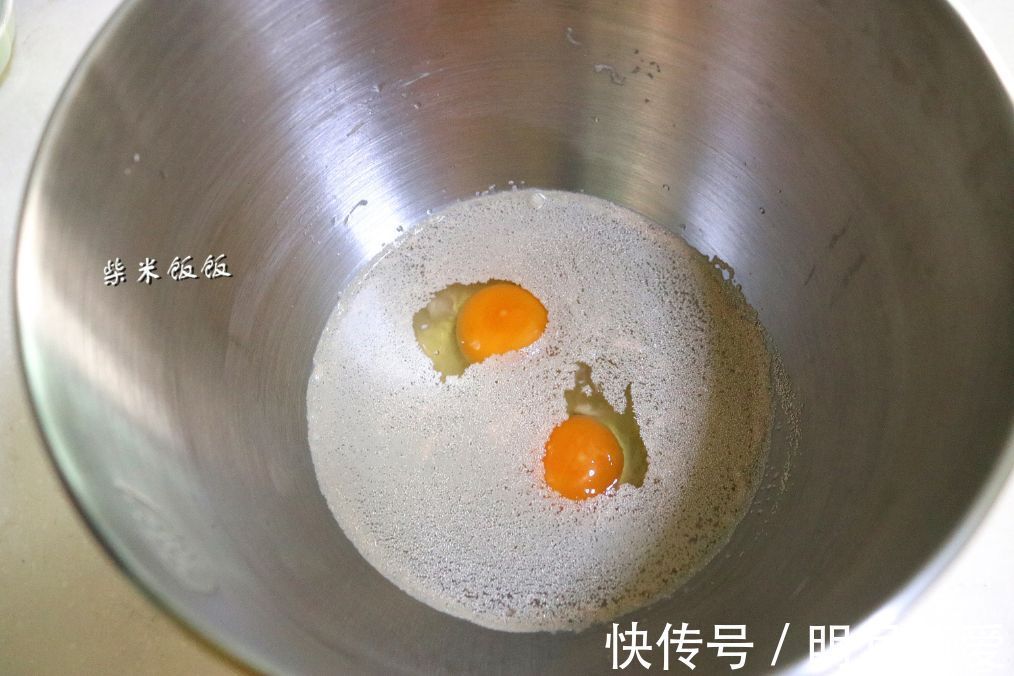 面团|1碗面粉，2个鸡蛋，做成的小饼外酥里软，比面包还好吃