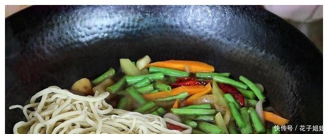 大蒜|面条别再煮着吃,教你一个新吃法,比大鱼大肉过瘾,一锅不够吃!