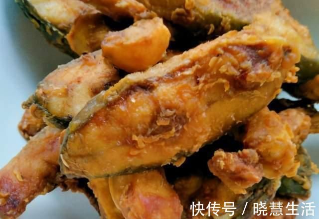 炸鱼时,蘸面粉还是裹蛋液?大厨:都不对,教你正确做法,香酥脆