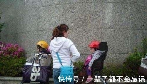 幸福家庭|头胎双胞胎女儿,二胎双胞胎儿子,出门姐姐抱弟弟,路人羡慕围观