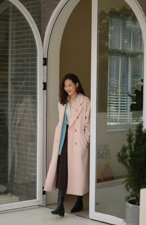 大衣＋半身裙＝今春王牌cp，优雅又有女人味，精致女人首选