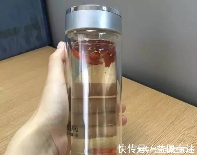 排毒养颜|泡枸杞多加这“1味”，明目护肝又排毒，给身体来个大扫除