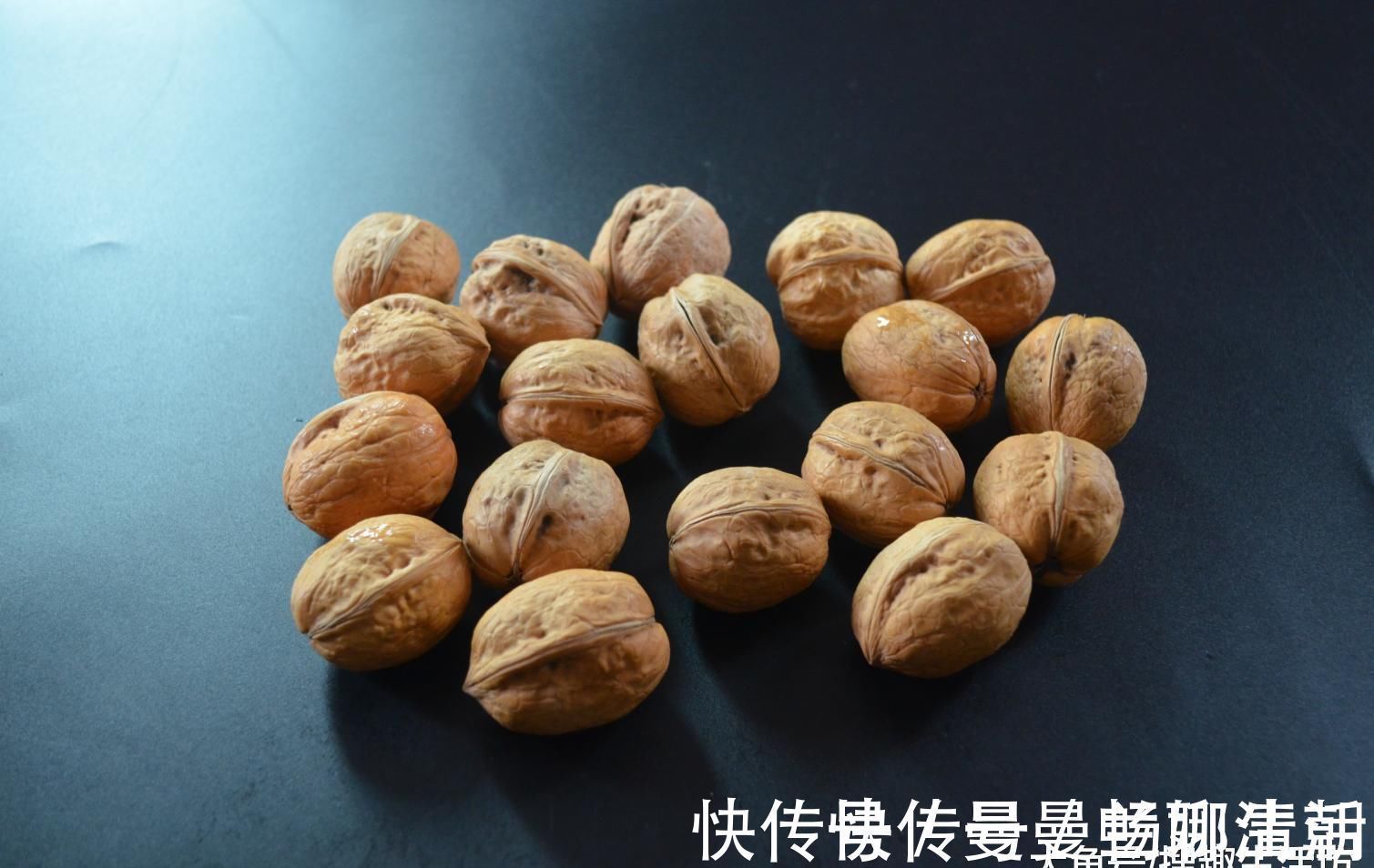 塑料袋|剥核桃谁还用工具剥 聪明的她一个塑料袋就搞定了, 方法简单又实用