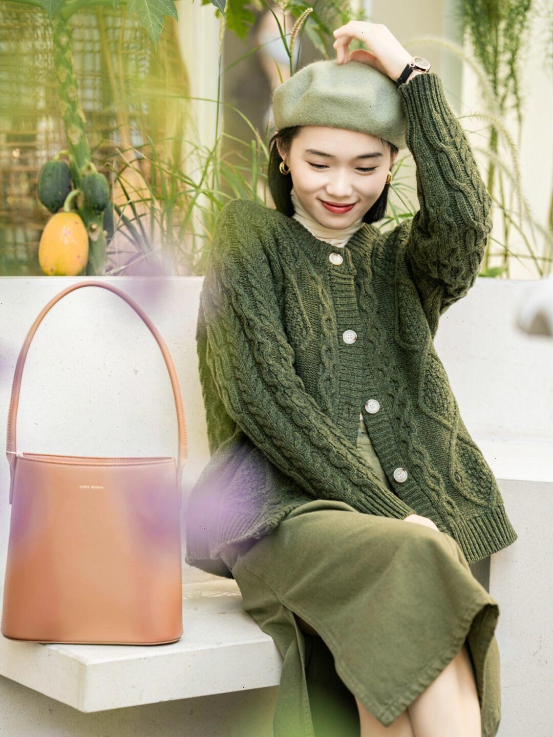 半身裙|天气回暖该怎么穿出氛围感?米色卫衣+黑色半身裙,清纯又不失个性