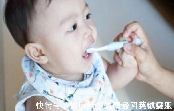 恒牙|6岁男娃长“双层牙”,老人的“坏习惯”害了娃,你家有这习惯吗