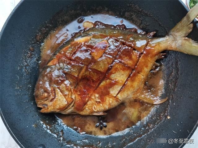 红烧金鲳鱼怎样做才好吃？教你小技巧，煎鱼皮不破，吃着味不腥