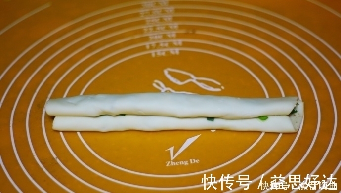 这款面食很简单，用开水烫一烫，烙一烙，又香又脆，隔天做一回