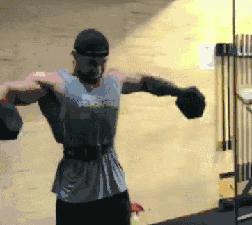 三角肌|如何锻炼出宽厚肩膀,需要调整哑铃侧平举,有效刺激三角肌中束