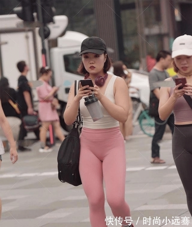 穿搭 贴身舒适的衣服女孩更爱打底裤，显瘦时髦的效果让人欢喜！