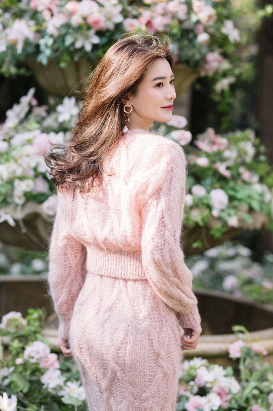 大长腿 冬天就适合穿“粉色毛衣”,保暖温柔又有格调,清新减龄又显气质