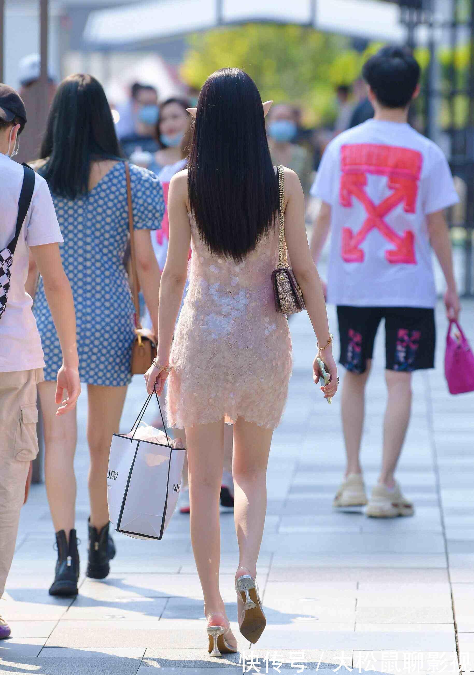 街拍|身形修长的连衣裙美女，有设计感的才时髦好看，真佩服她